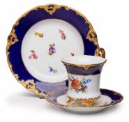 3-tlg. Kaffee-Gedeck, Prunk-Dekor, Meissen um 1940. Kobaltblauer Rand m. gold-staffiertem