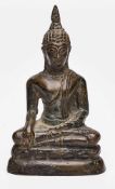 Kl. thronender Buddha, Siam wohl 19. Jh. Bronze, dkl. patiniert. Auf dreipaßigem Lotos- thron,