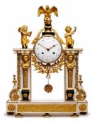 Prunk-Pendule, Paris um 1790. Weißer Marmor, vergoldete Bronze, Schiefer- Details. Architekton.