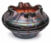 Kl. Vase, wohl Pallme König um 1900. Farbloses Glas m. Fadenauflage, innen violett u. aussen