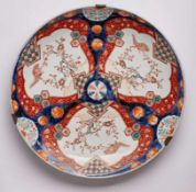 Große rd. Imari Platte, Japan um 1860. Polychrom bemalt, goldstaffiert. 3 gr. ornament. Reserven