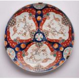 Große rd. Imari Platte, Japan um 1860. Polychrom bemalt, goldstaffiert. 3 gr. ornament. Reserven