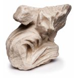 Gewandfragment, wohl antik. Weißer Marmor. H 16,5 cm