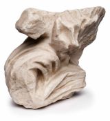 Gewandfragment, wohl antik. Weißer Marmor. H 16,5 cm