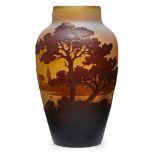 Kl. Vase mit Flusslandschaft, Gallé um 1920. Farbloses Glas, innen orange-gelb, aussen braun