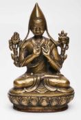 Buddha mit erhobenen Händen, Tibet wohl um 1900. Bronze, braun patiniert. Auf Lotosthron, d. Hände