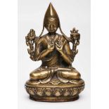 Buddha mit erhobenen Händen, Tibet wohl um 1900. Bronze, braun patiniert. Auf Lotosthron, d. Hände