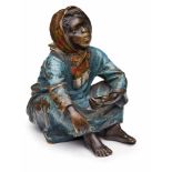 Wiener Bronze Wahrsagerin, Wien um 1910. Farbig bemalt. Hockende Nordafrikanerin in langem Gewand m.