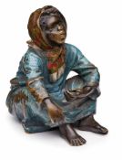 Wiener Bronze Wahrsagerin, Wien um 1910. Farbig bemalt. Hockende Nordafrikanerin in langem Gewand m.