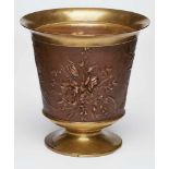 Kratervase mit Blütenrelief, Frankreich um 1860. Bronze, partiell rotbraun patiniert. Hoher, sich