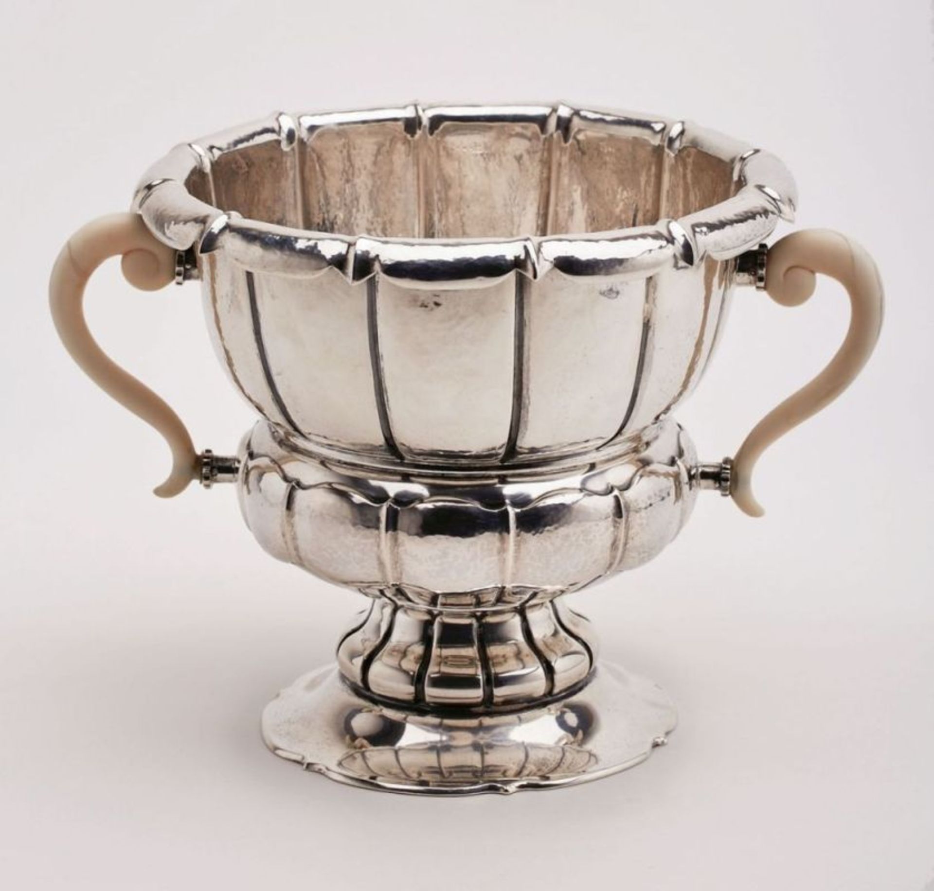 Henkel-Krater, Hanau um 1930. 800er Silber. Fa. Karl Söhnlein & Söhne. Mehr- fach gebauchter u.