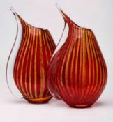 Paar Vasen mit Streifendekor, Murano um 1960. Farbloses Glas, innen rot überfangen, darin gelbe