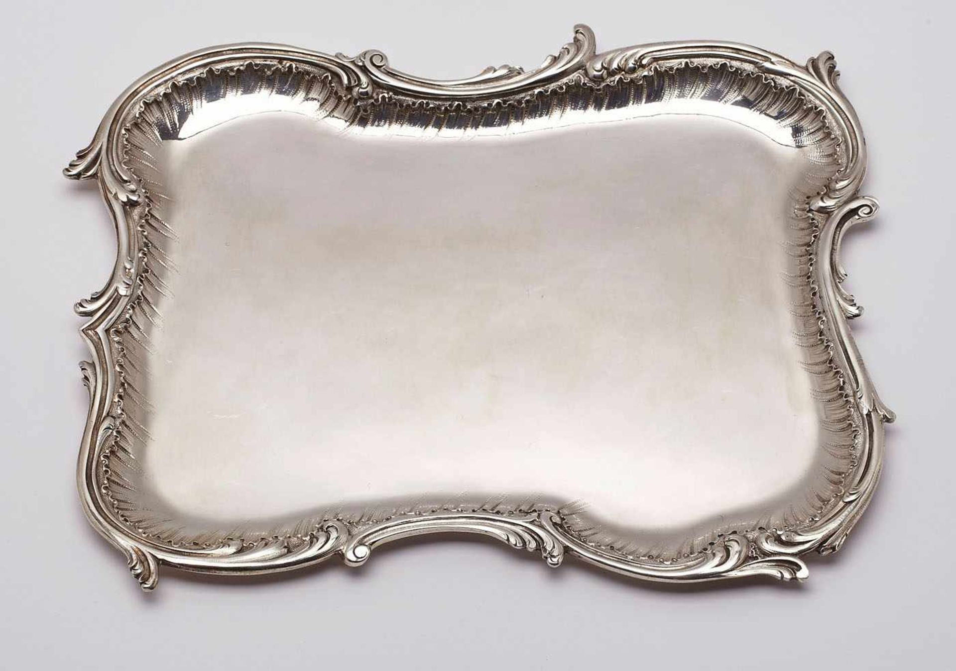 Kl. Tablett, Rokoko-Stil, Paris um 1900. 950er Silber. Beschau Frankr., Meister-/ Händler- marke "M.