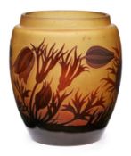 Bauchige Vase, St. Louis-Münzthal um 1900. Gelb-bräunl. Glas m. rotbraunem Überfang. Gedrungene