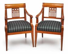 Paar Spätbiedermeier-Fauteuils, süddt. um 1830-40. Kirschbaum massiv. Rückenlehne m. durchbro-