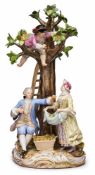 "Apfelernte", Meissen um 1860. Rd.sockel m. Rocaillenkante, darauf mittiger Baum m. langer Leiter,