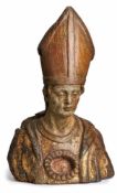 Reliquienbüste eines Bischofs, 18. Jh. Weichholz, vollrd. geschnitzt, gefasst u. ver- goldet.