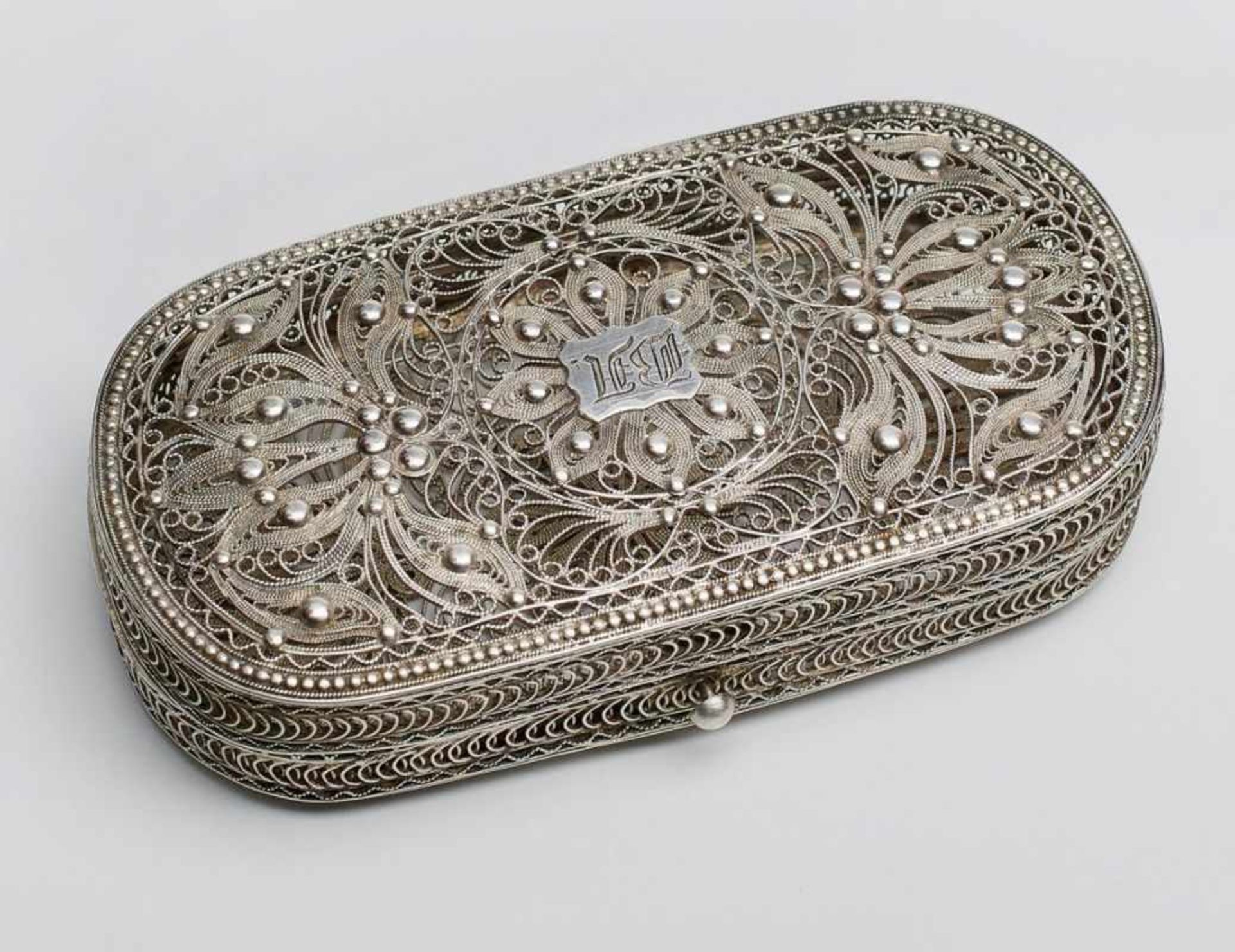 Dose in Filigranarbeit, Russland um 1900. 84er Silber. Marken unleserl. Vollständig durch- brochen