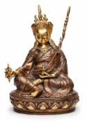 Thronender Buddha mit Insignien, wohl Thailand 19. Jh. Bronze, partiell vergoldet bzw. braun