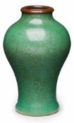 Vase, China wohl Anfang 20. Jh. Porzellan. Balusterförm. Wandung m. hellgrüner Krakeleeglasur. Lippe