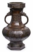 Vase, China wohl 18. Jh. Bronze, dunkelbraun patiniert. Balusterform m. gebauchtem Mittelteil u. 2