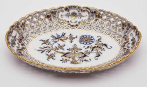 Kl. ovaler Durchbruchkorb, Meissen um 1870. "Zwiebelmuster" m. Gold-Überdekor. Gewölbter Rand m.