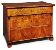 Biedermeier-Kommode, süddt. um 1825. Birke furn., ebonis. Schlüsselschilder u. Kanten. Gerade