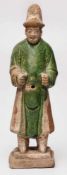 Grabfigur, China wohl 18. Jh. Hellroter Scherben, beige u. hellgrün glasiert. Stehende männliche