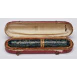 Nadel-Etui in Schatulle, um 1800. Schlanker, zylindr. Holzkorpus m. Oberfläche aus gelackten Feder-