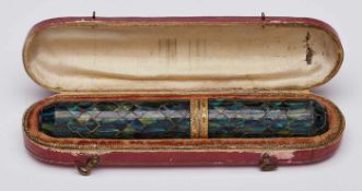 Nadel-Etui in Schatulle, um 1800. Schlanker, zylindr. Holzkorpus m. Oberfläche aus gelackten Feder-