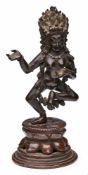 Tanzende Göttin, wohl Tibet 19. Jh. Bronze, schwarz patiniert. Arme u. 1 Bein erhoben, d. Flammen-