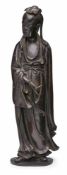 Gottheit, China wohl Anf. 19. Jh. Bronze, schwarz patiniert. Standfigur in langem, bewegtem