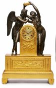 Gr. Empire-Figurenuhr "Amor und Psyche", Frankreich um 1815. Bronze, dunkel patiniert u. matt u.