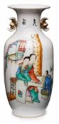 Vase, China Kuang-hsü (1875-1908). Porzellan, buntes Schmelzfarbendekor, gold staffiert. Hohe leicht