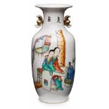 Vase, China Kuang-hsü (1875-1908). Porzellan, buntes Schmelzfarbendekor, gold staffiert. Hohe leicht