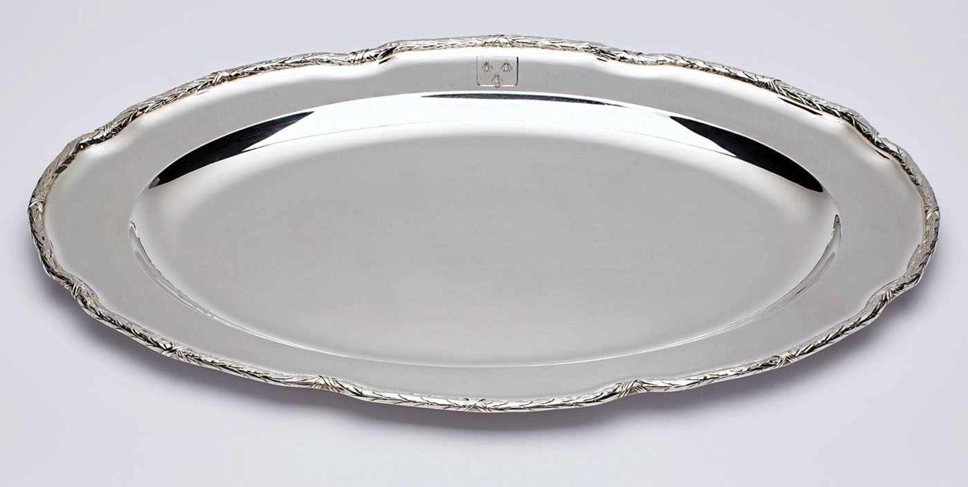 Fleischplatte mit Lorbeerrand, Brüssel um 1900. 800er Silber. Fa. Wolfers. Oval gemuldeter Spiegel