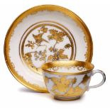 Tasse und UT mit Gold-Überdekor, Meissen um 1740. Halbkugelige Tasse m. ausschwingender Lippe u.