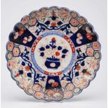 Fächerplatte, Imari, Japan 19. Jh. Leicht gemuldete Form. Spiegel m. Blumenkorb. Fahne. m. stilis.