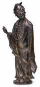 Mönch, China wohl Anf. 19. Jh. Bronze, schwarz patiniert. Standfigur in langem Gewand, d. magere