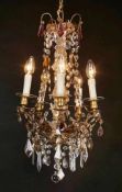 5-flamm. Kristalllüster, Louis-XV-Stil, Frankreich um 1900. Relief. Messinggestänge m. verglaster