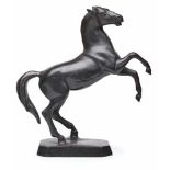 Gr. Bronze "Steigendes Pferd", 20. Jh. Schwarz patiniert. Naturalist. Darstellung eines Pferdes