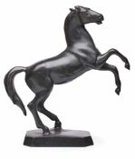 Gr. Bronze "Steigendes Pferd", 20. Jh. Schwarz patiniert. Naturalist. Darstellung eines Pferdes