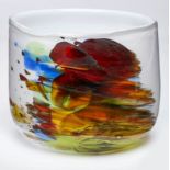 Vase mit Einschmelz-Dekor, um 1980. Farbloses m. Glas m. buntem Dekor, innen weiss überfangen.