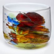 Vase mit Einschmelz-Dekor, um 1980. Farbloses m. Glas m. buntem Dekor, innen weiss überfangen.