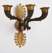 3-flamm. Empire-Wandapplike, Frankreich um 1810. Bronze, dunkel patiniert u. feuervergoldet. 3
