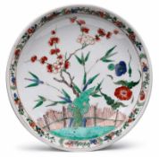 Schale, Kangxi, China um 1700. Porzellan m. buntem Emaillefarben-Dekor. Ge- muldete Form m.