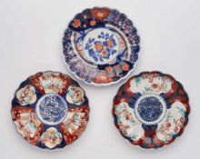 Satz v. 3 kl. Imari-Fächerschalen, Japan 19. Jh. Porzellan, Dekor in blau, eisenrot u. 2x