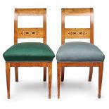Paar Biedermeier-Stühle, süddt. um 1825. Kirschbaum massiv u. furn. Nach hinten geschweifte
