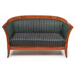 Kl. Sofa, Biedermeier-Stil, süddt. Ende 19. Jh. Kirschbaum massiv u. furn., schmale ebonis.