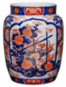 Imari-Vase, Japan wohl um 1900. Porzellan m. rot-blauer Malerei, gold-gehöht. Gedrungene